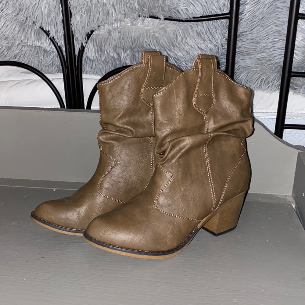 Charles Albert Women’s Modern Western Cowboy Distressed Boot